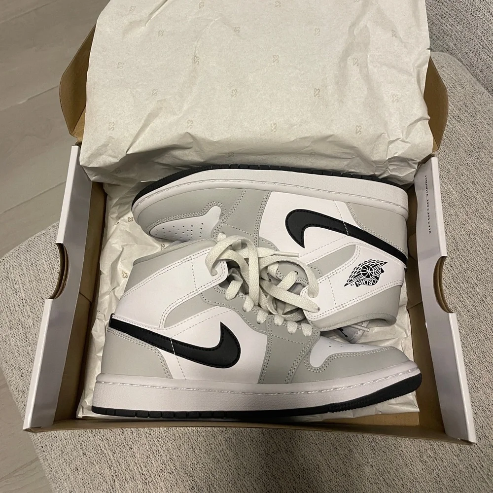 WOMENS AIR JORDAN 1 MID IN GREY FOG - Picture 1 of 7